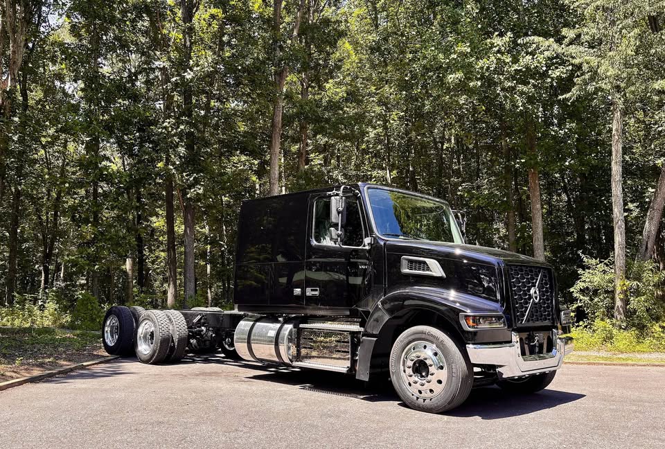2027 Volvo VAH64600 auto hauler for sale in Fort Lauderdale FL - photo 3