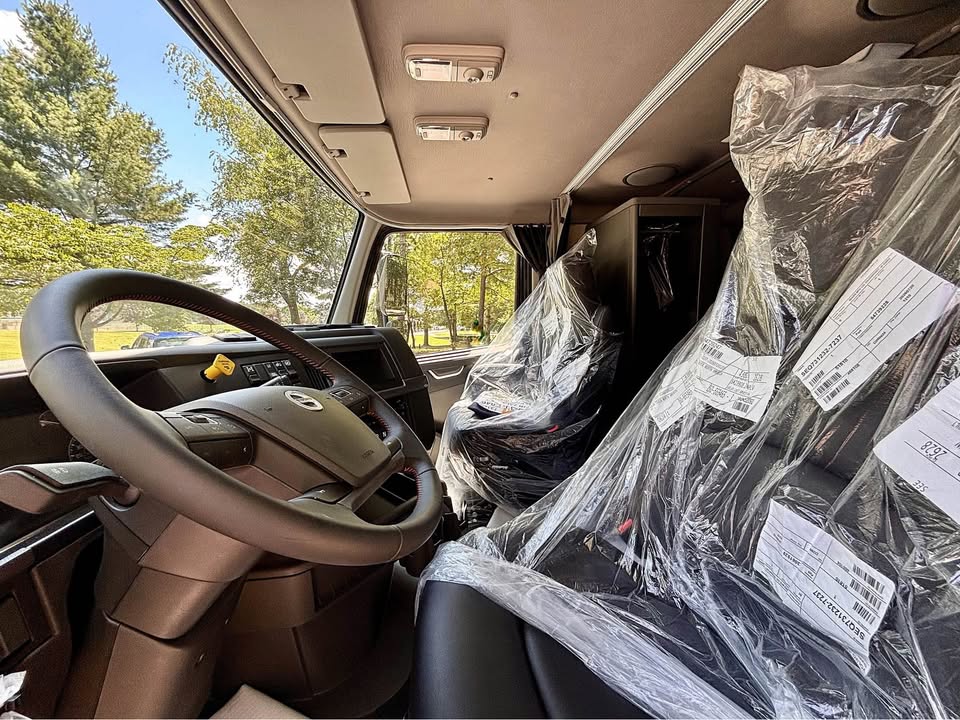 2027 Volvo VAH64600 auto hauler for sale in Fort Lauderdale FL - photo 4