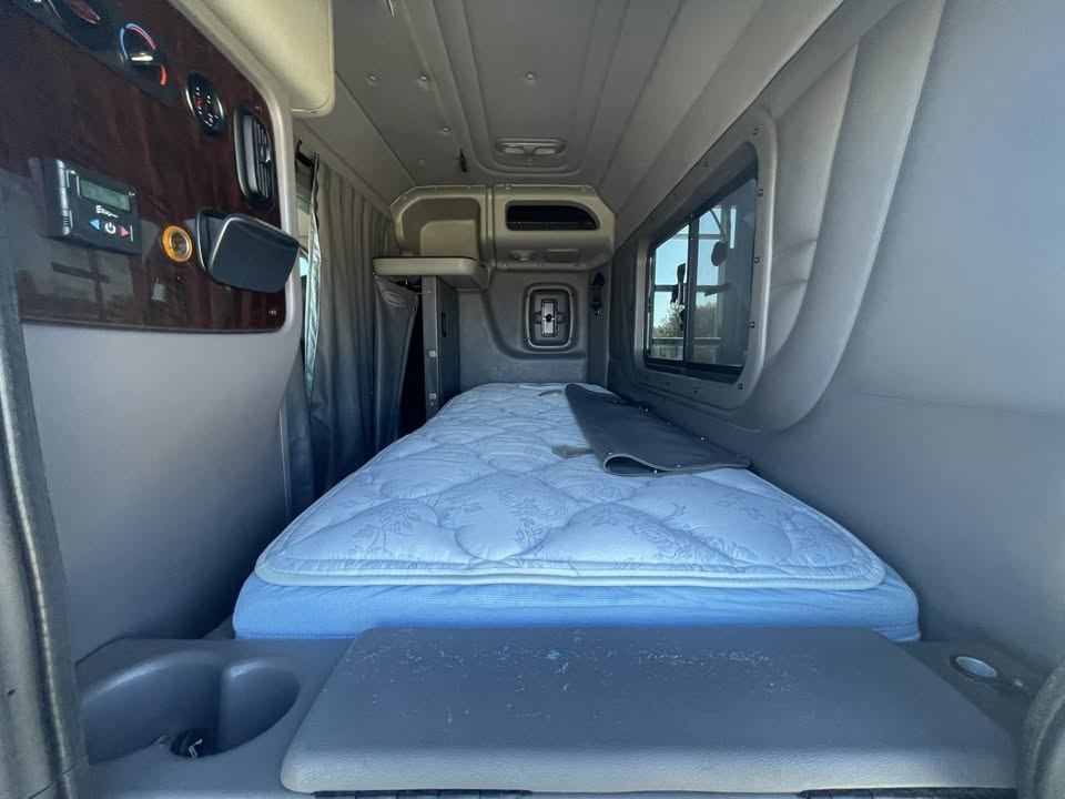 2022 Peterbilt 389 + 2022 Cottrell CX-09LSFA for Sale – $194,500 in Chicago, IL – photo 8