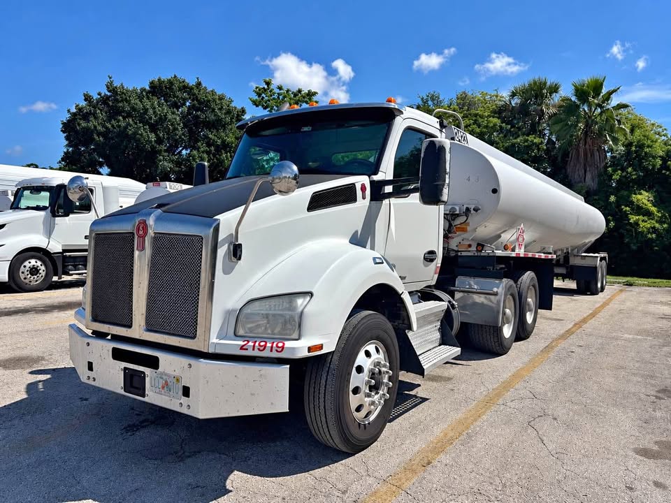 2019 Kenworth T880 day cab heavy hauler truck for sale in Fort Lauderdale FL