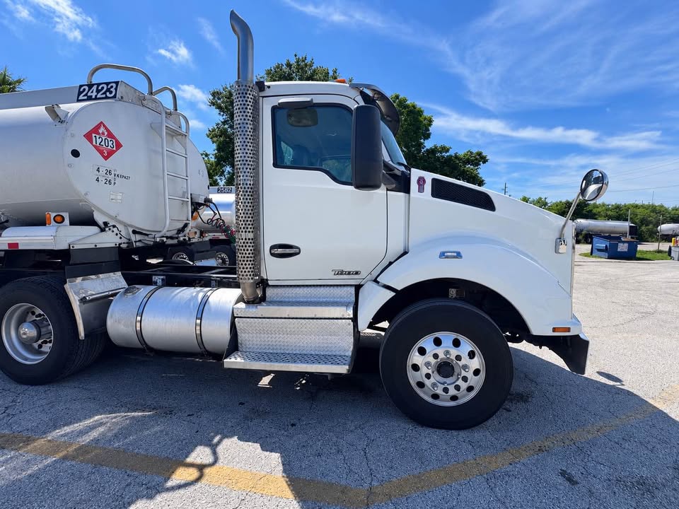 2019 Kenworth T880 day cab heavy hauler truck for sale in Fort Lauderdale FL – photo 2