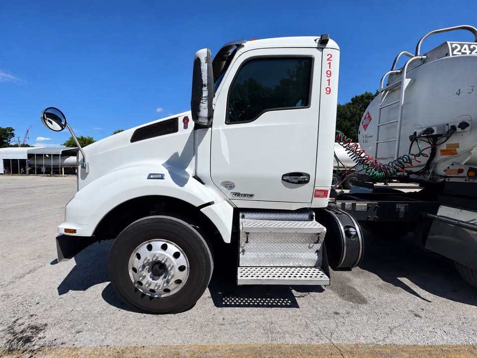 2019 Kenworth T880 day cab heavy hauler truck for sale in Fort Lauderdale FL – photo 3