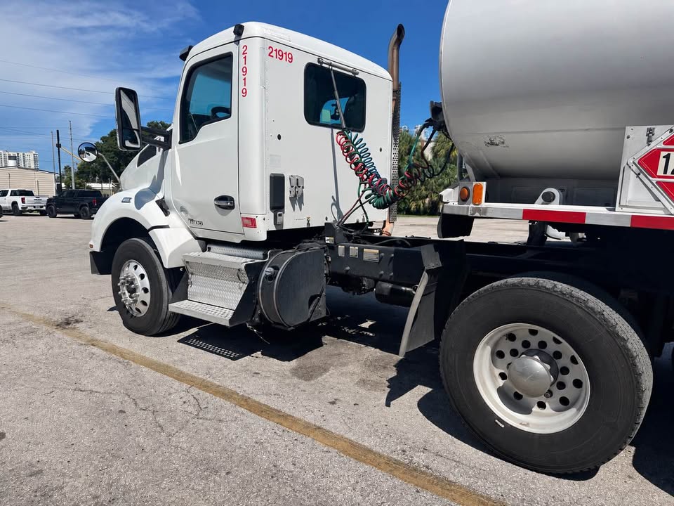 2019 Kenworth T880 day cab heavy hauler truck for sale in Fort Lauderdale FL – photo 4